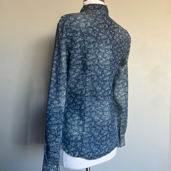 GUESS Lalima Blue Denim Printed Floral Flower Faux Pearls Casual Shirt Top RARE - Picture 8 of 11